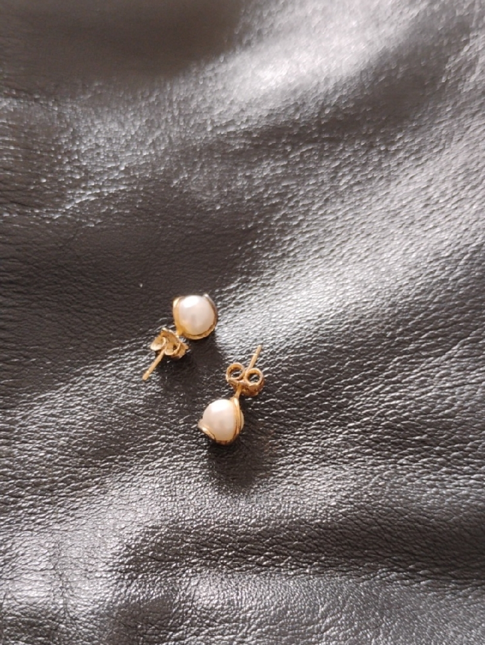 Free 🎁 Gold Toned Faux Pearl Stud Earrings - Classic Women's Jewelry